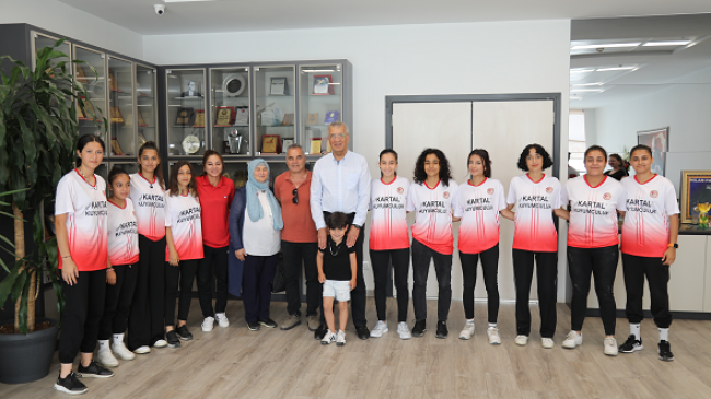 Kadın futbol takımından Başkan Tarhan’a moral ziyareti