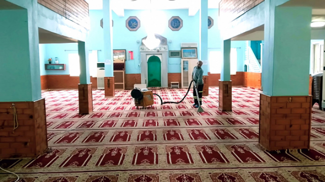 Cami, Kur’an kursu ve ziyaretlerin halıları yıkanıp dezenfekte ediliyor